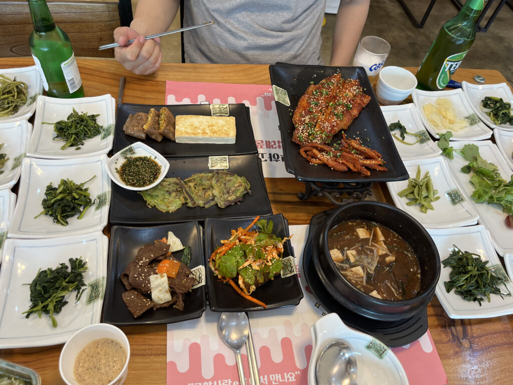 Delicious side dishes such as acorn jelly salad, tofu, buckwheat pancakes, and jeon