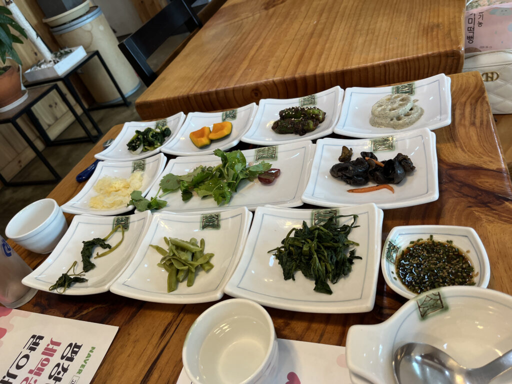 Various wild vegetable side dishes