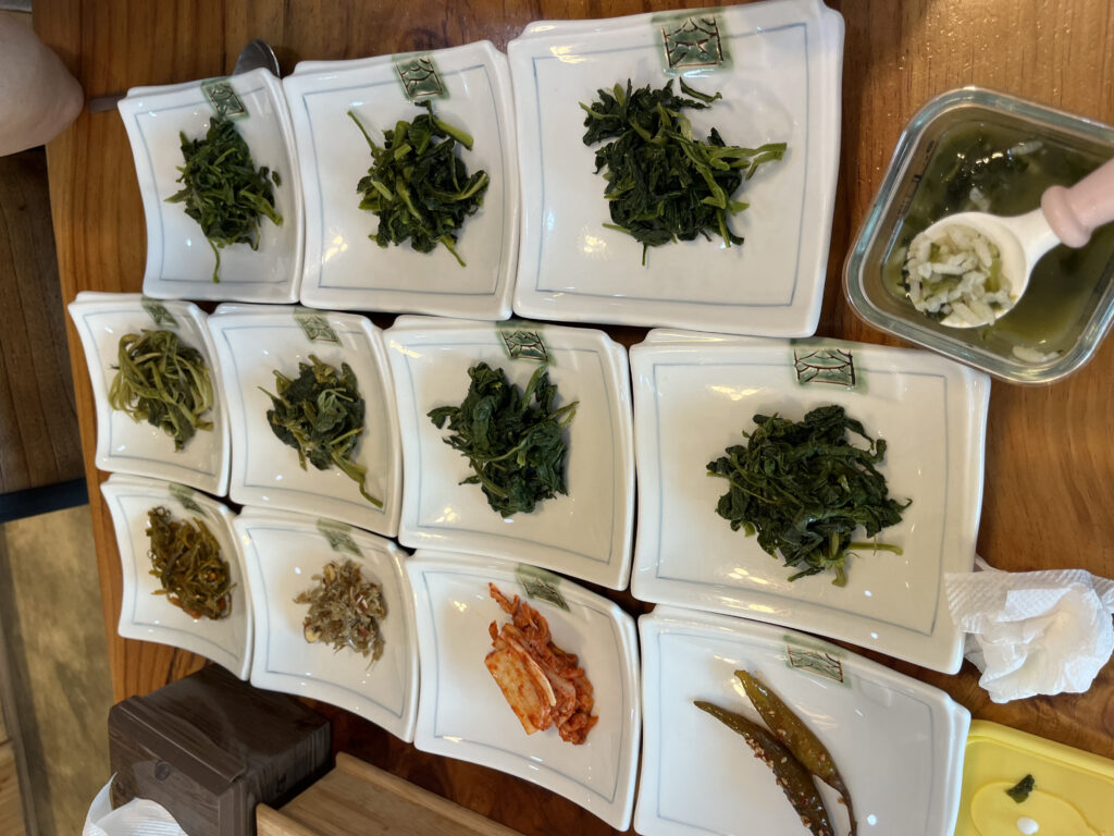 Various wild vegetable side dishes