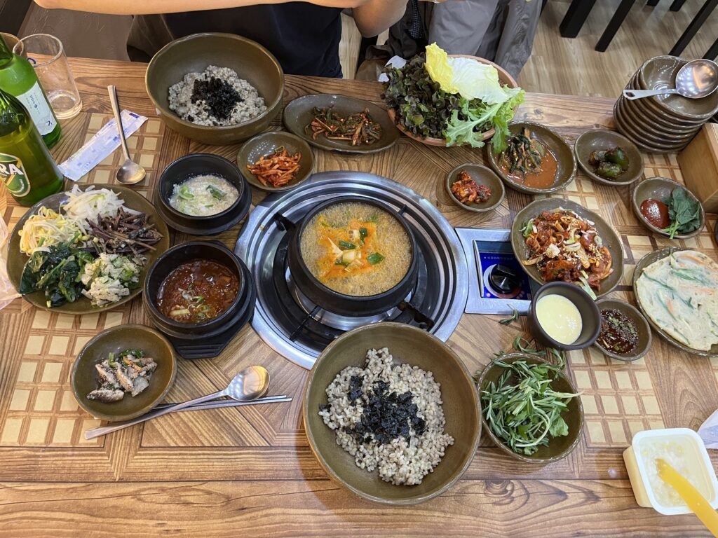 the restaurant 'Gamasot Boribapjip', A healthy meal with a variety of vegetables